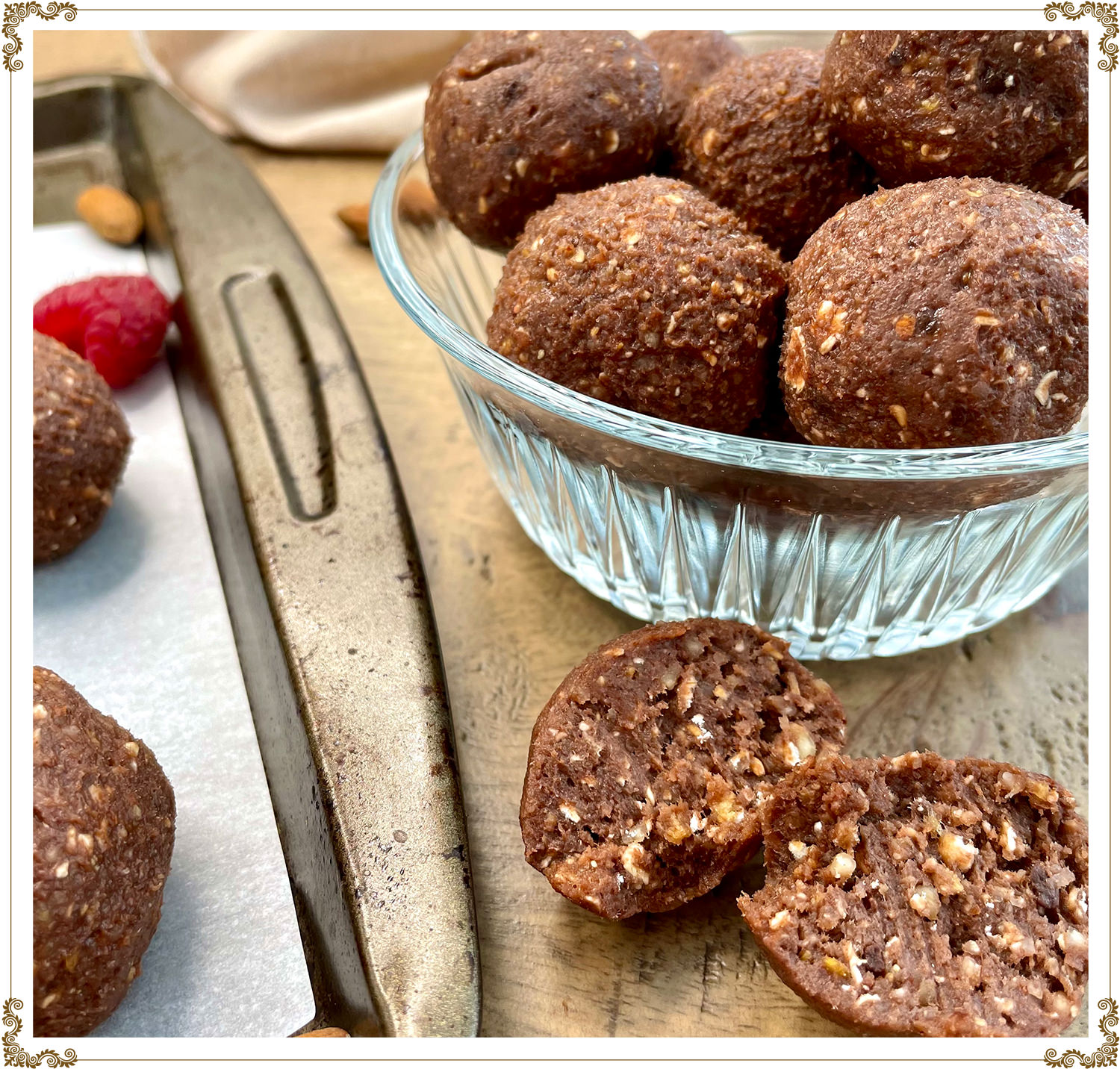 Recette de Boules d’énergie à la banane et aux framboises sans gluten et sans produits laitiers de Cuisine l'Angélique.