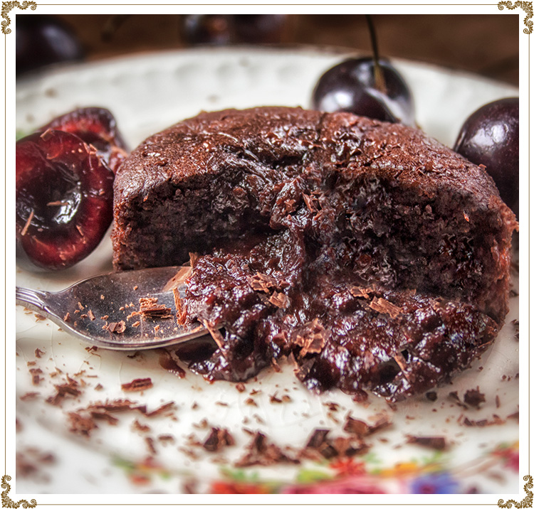 "Cupid" Lava Cake with Dark Chocolate
Gluten-free, dairy-free (casein-free) and hypotoxic 
By: Cuisine l'Angélique
