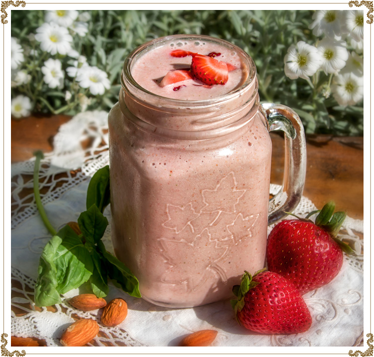 Strawberry Basil Smoothie
Gluten-free, dairy-free (casein-free), hypotoxic and vegan 
By: Cuisine l'Angélique
